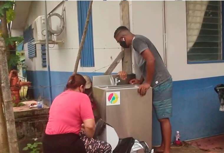 Vecinos colocaron lavatorios y alcohol en gel en Cahuita