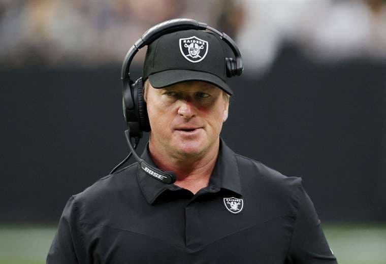Renuncia entrenador de los Raiders de la NFL, acusado de racismo y homofobia