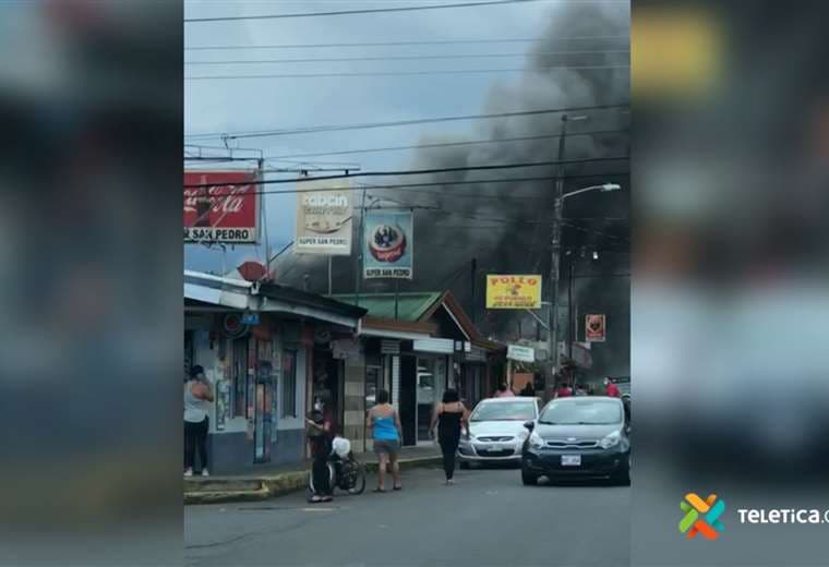 Video: local comercial es devorado por las llamas en Heredia