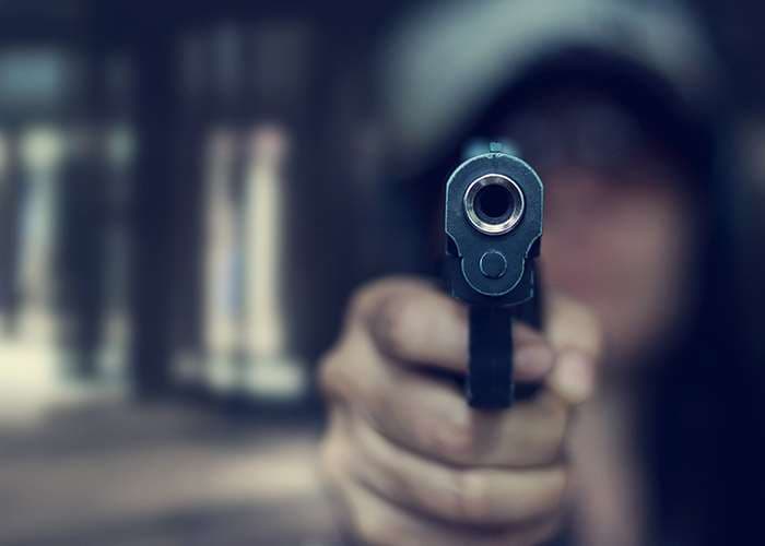 Sicarios irrumpen en casa y matan de 20 disparos a joven de 21 años