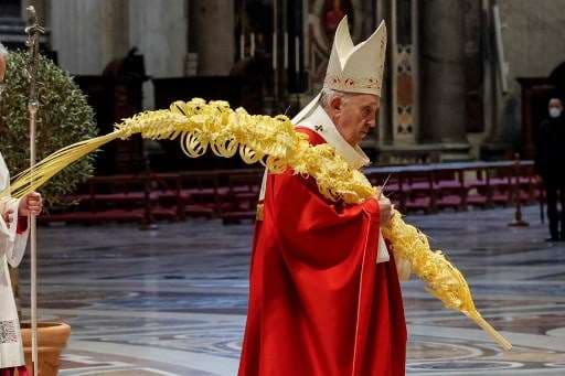 El papa celebra misa de Domingo de Ramos en presencia de pocos fieles
