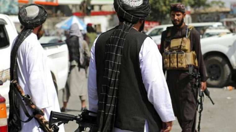 Combatientes talibanes avanzan a zona rebelde en Afganistán