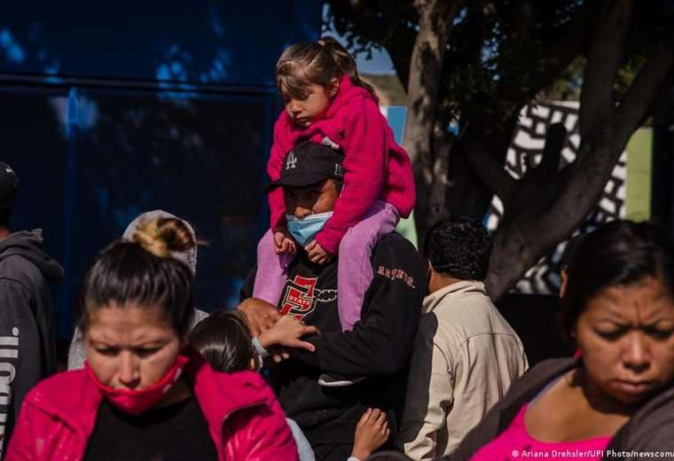 Rescatan a 327 migrantes hacinados en casa al norte de México