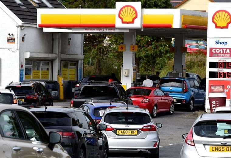 ¿Por qué hay largas filas de carros en las gasolineras de Reino Unido?