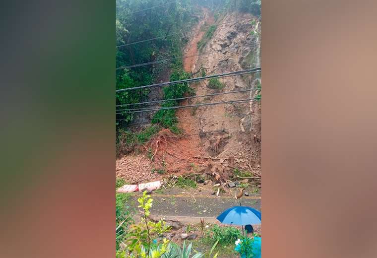 Video: Deslizamiento cierra el paso por Costanera Sur
