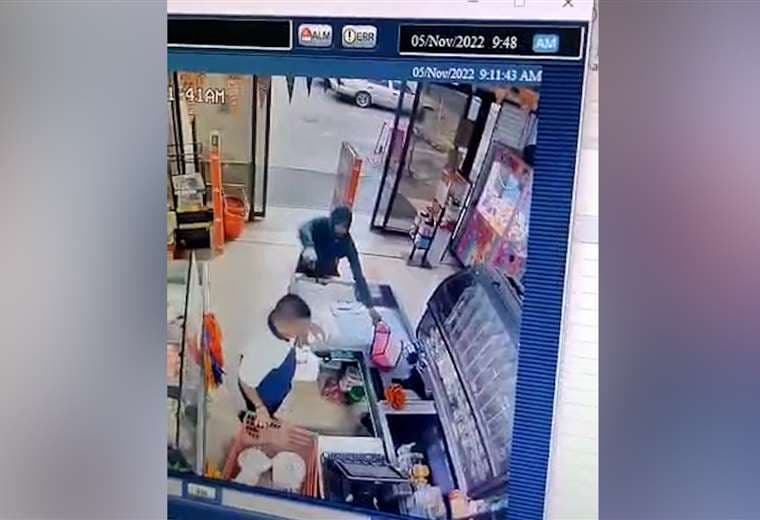 Video: Minutos de pánico en supermercado limonense por ingreso de asaltante armado