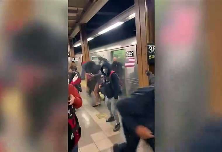 Video: Así fueron los momentos de desesperación tras tiroteo en metro de Nueva York