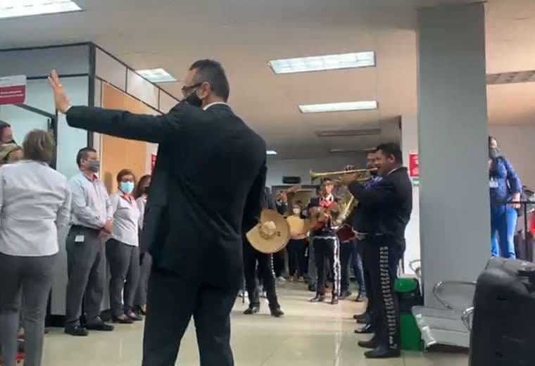 Video: Con abrazos, lágrimas y mariachis reciben a alcaldes investigados en caso Diamante