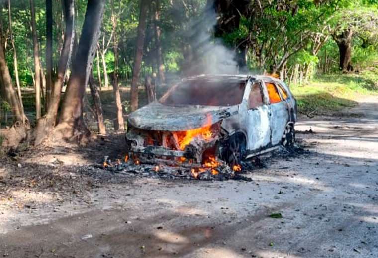 Carro aparece quemado junto a tres personas calcinadas y amordazadas