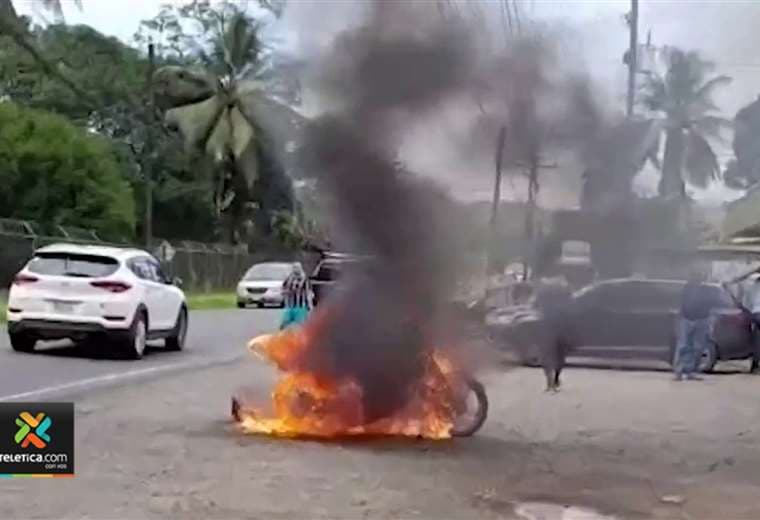 Motocicleta donde transportaban cilindros de gas se quemó en San Carlos
