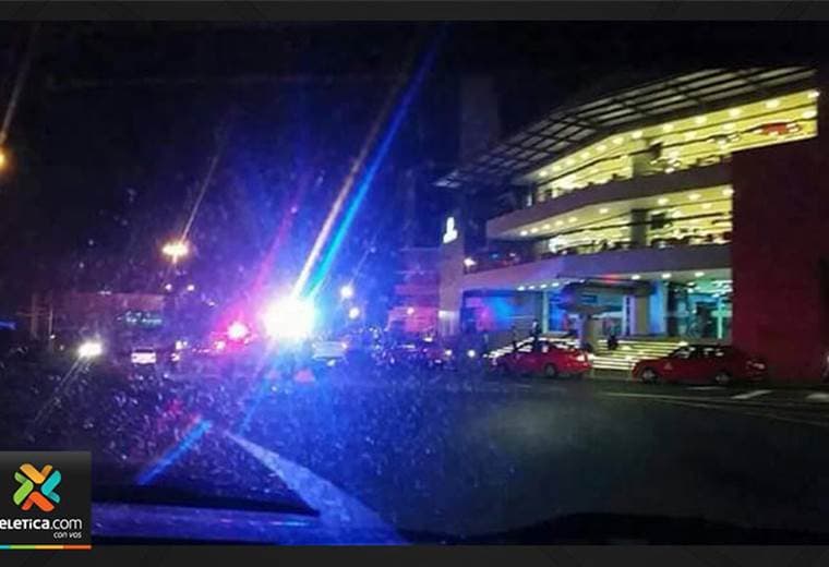 Bomberos revisaron Mall San Pedro por daños leves en sus paredes