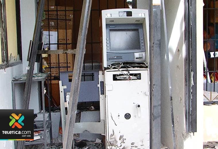Tres hombres provocaron una explosión en un cajero automático en Heredia 