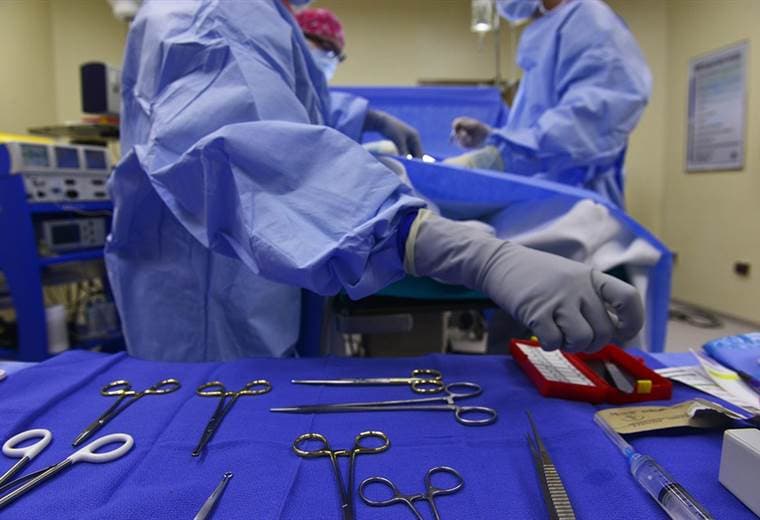 Cirujano británico grabó sus iniciales en hígados de dos pacientes