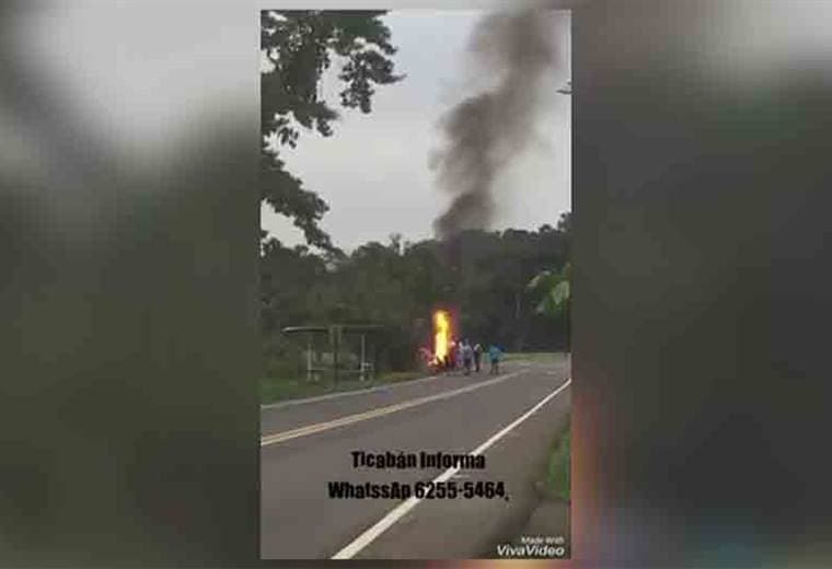 Video capta a motociclista que le prende fuego a su moto antes de entregarla al Tránsito