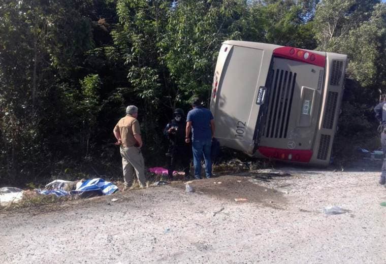 Mueren 11 personas en accidente de autobús turístico en Quintana Roo en el sur de México