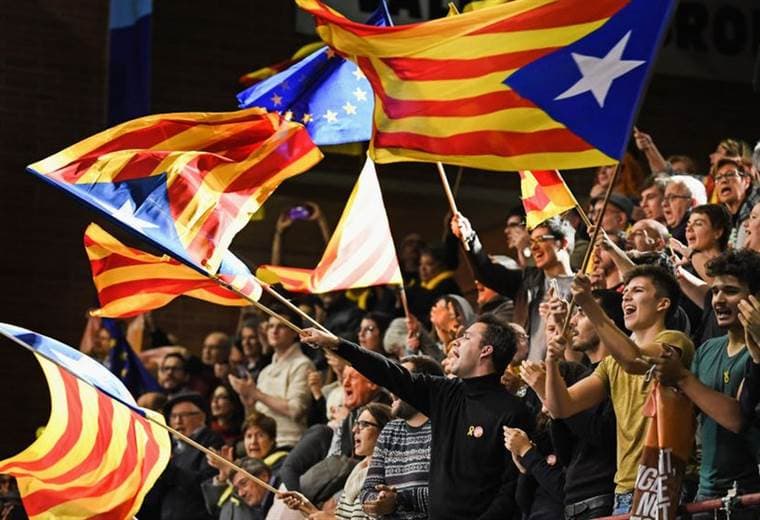 Independentistas catalanes protestan contra sus líderes a un año del referéndum