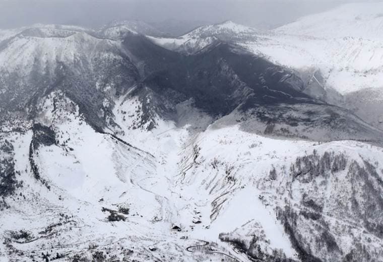 Al menos un muerto en un centro de esquí de Japón por una avalancha tras una erupción volcánica
