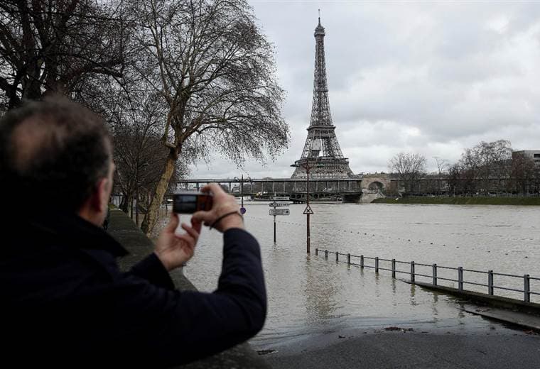 Calles inundadas y museos en alerta en París por crecida del río Sena