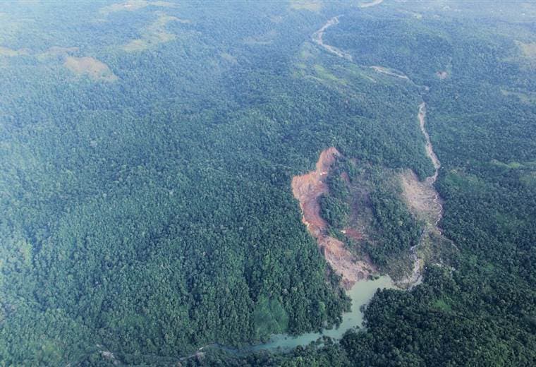 Río Madre de Dios sigue en monitoreo por la CNE tras derrumbe de cerro El Lavadero