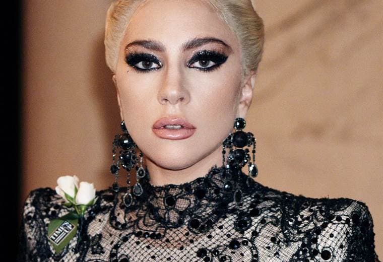 Lady Gaga vistió una rosa blanca contra el acoso