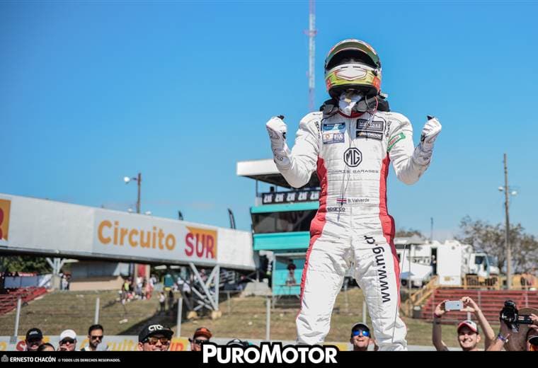 Piloto tico Bernal Valverde participa en campeonato de eSports Fire League Racing