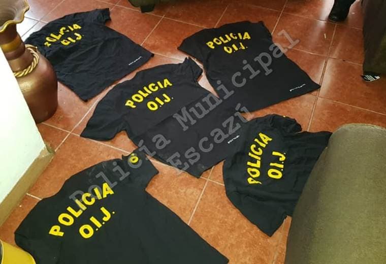 Encuentran marihuana, camisas con logos del OIJ y luces de patrullas dentro de vivienda en Escazú