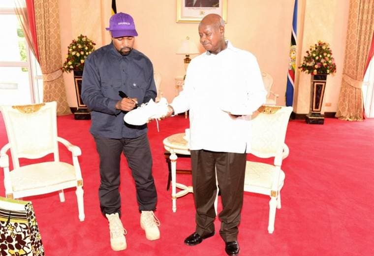 Kanye West le regala zapatos deportivos a presidente de Uganda