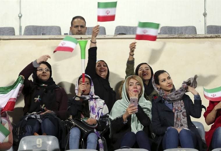 Un centenar de mujeres iraníes pudo presenciar el juego entre Irán y Bolivia |AFP. 