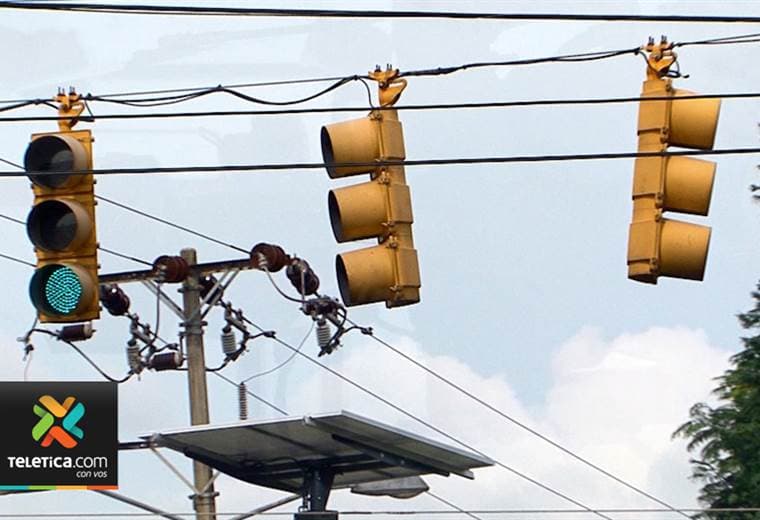 Más semáforos funcionarán con energía solar en San José