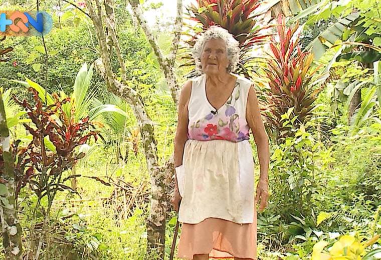 Con 93 años Josefa cultiva sus tierras