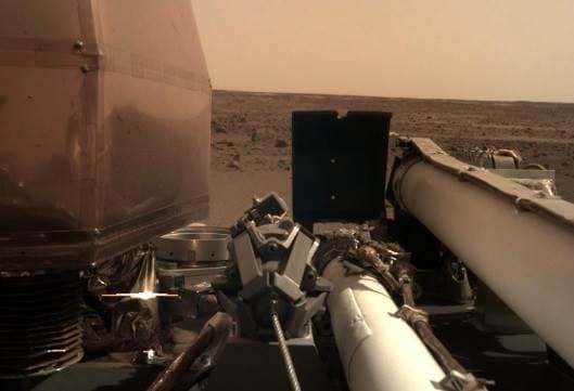 InSight desentumece su pinza robótica y toma fotos en Marte