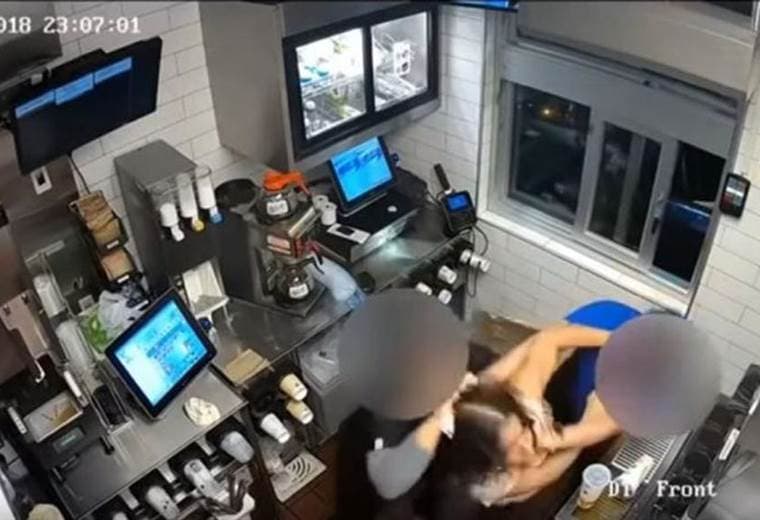 Clienta de McDonald's da golpiza a empleada por salsa de tomate en California (VIDEO)