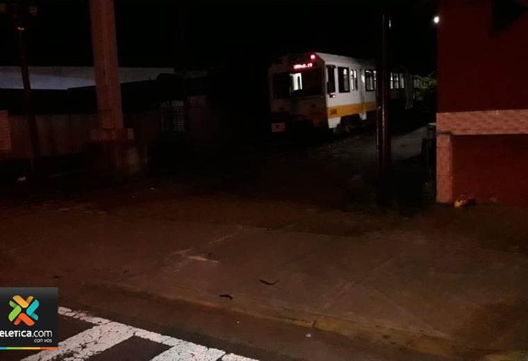 Motociclista muere arrollado por el tren en San Joaquín de Heredia