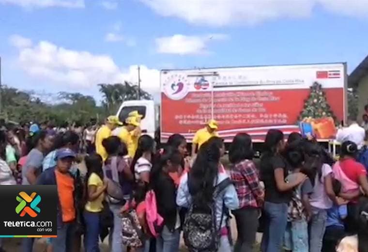 Más de 800 niños de escasos recursos de Turrialba disfrutaron su fiesta de Navidad