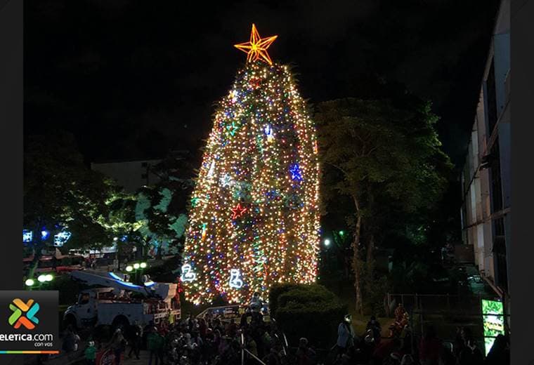 Hospital de Niños iluminó su árbol de Navidad con 25.000 luces