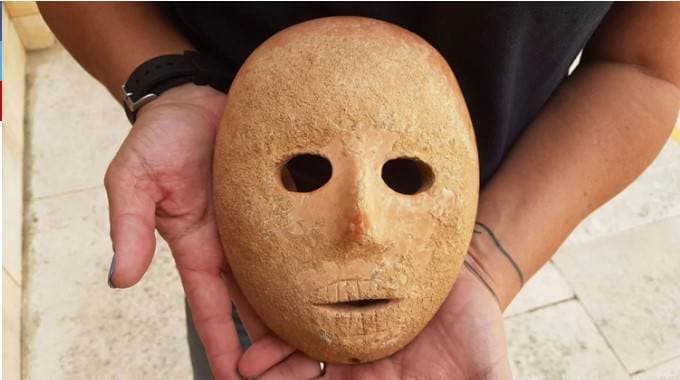 Arqueólogos israelíes descubren una máscara de hace 9.000 años