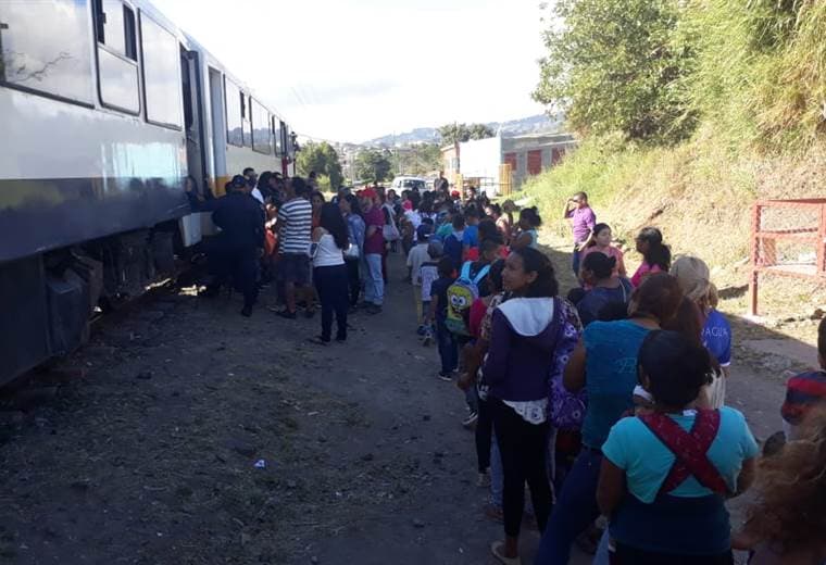 Niños de Los Diques aprenden a cuidar el tren con la “Polivisita Navideña”