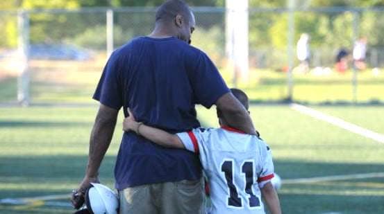 Un niño pide disculpas a un árbitro por la actitud de su padre en la grada