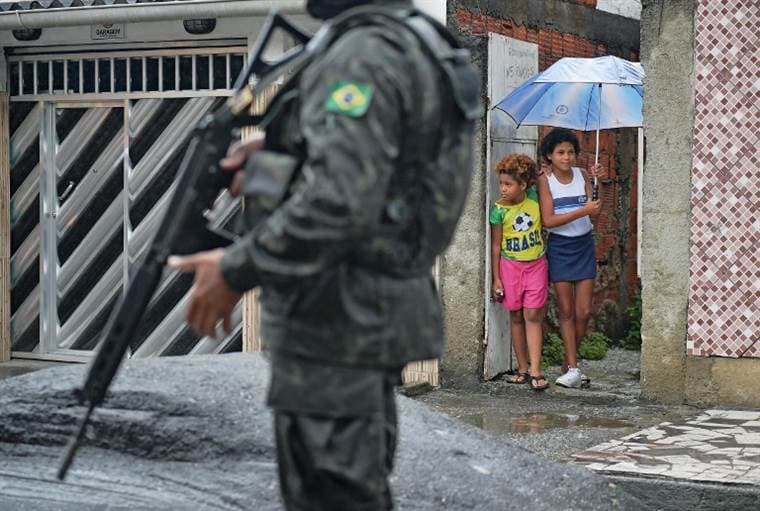 Militares patrullan una favela en Rio de Janeiro. AFP
