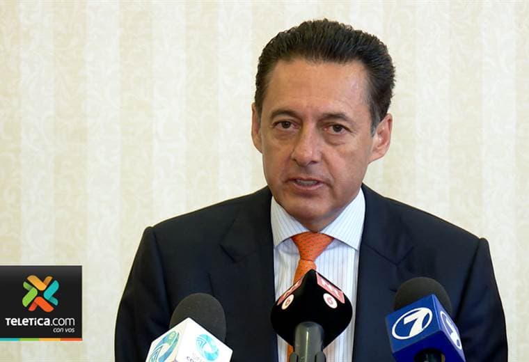 Desanti desiste de precandidatura y le da su adhesión a Figueres