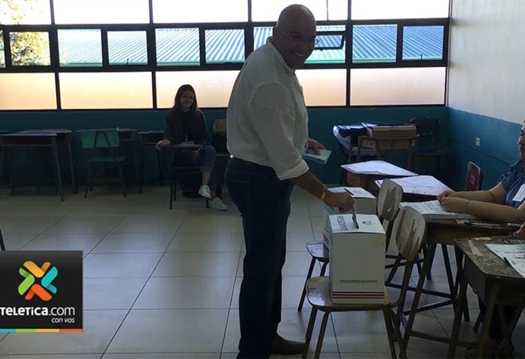 Edgardo Araya del Frente Amplio emitió su voto en San Carlos