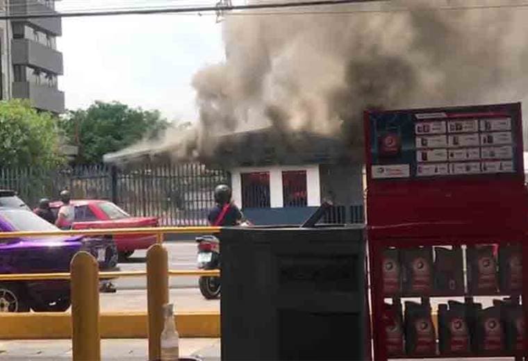 Bomberos controlaron incendio en estructura contigua a municipalidad de San José