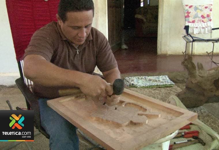Guanacasteco se distingue en su pueblo por ser policía y artesano