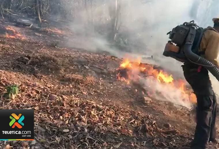 Incendio forestal en isla de Chira fue controlado por bomberos