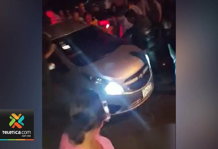 Policía intervino para evitar que conductor pasara a la fuerza en medio de una procesión en Heredia