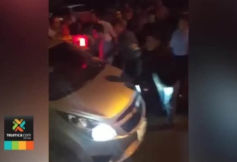 Policía intervino para evitar que conductor pasara a la fuerza en medio de una procesión en Heredia