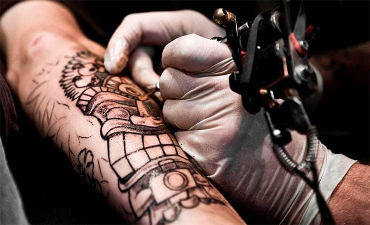 Ministerio de Salud advierte sobre un anestésico local para uso en tatuajes