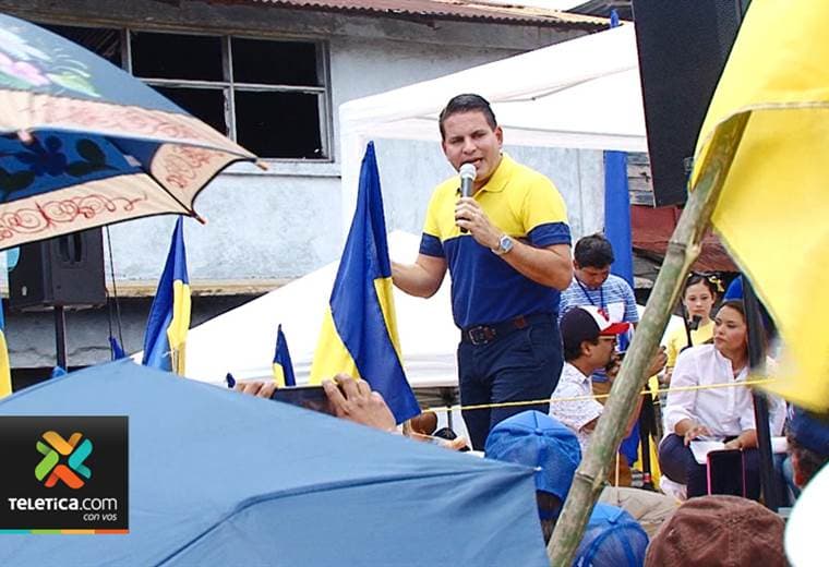 Fabricio Alvarado pasa la víspera electoral entre oración, niños y visitas a cantones josefinos