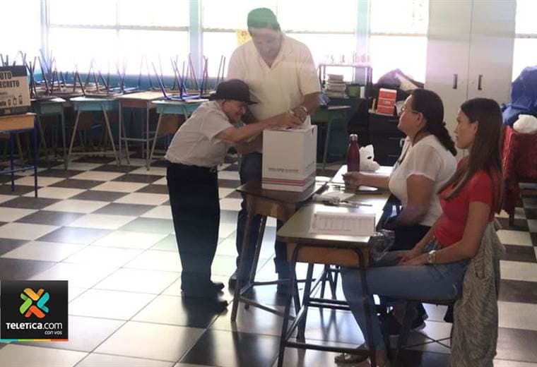 Chepito, el tico más longevo con 118 años, llegó a votar en Piedades de Santa Ana