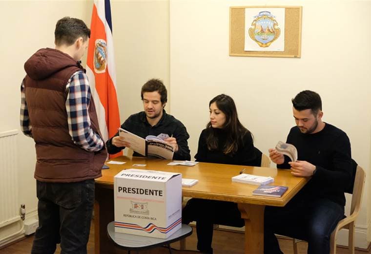 Ticos en el extranjero viajaron cientos de kilómetros para ejercer su voto